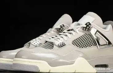 WMNS Air Jordan “Frozen Moments” 4 0522